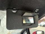 運転席のサンバイザーにはミラーがついております。