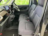 前席は座面と背もたれに厚みがあり、ゆったりと腰掛けられる印象です。運転席まわりまで見渡しやすく、助手席の方も落ち着いて過ごせる、明るく開放的な室内です。