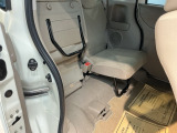 シートをはね上げれば、高さのある荷物も積めます。
