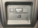 センターコンソールボックス後部に100V AC電源(1500W)を装備しています。車内やアウトドアでの家電機器使用も可能な100V1500W電源を搭載。緊急時の電源としても活躍が期待できます。