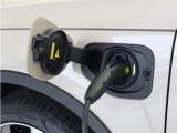コンセントタイプ3kWやウォールボックスタイプ6kWの充電器を用いてご自宅で簡単充電。一般的な家庭用200V交流充電ケーブルでは約8時間で80%まで充電!1時間あたり7~14kmを走行できる電力を充電