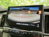 後方の映像に加えてガイド線も表示され、駐車時に車両と周囲の位置関係を確認しやすいモニターです。画面を見ながら周辺への注意を促せるため、駐車スペースへの出し入れをサポートしてくれます。
