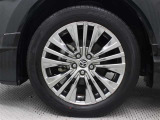 19インチアルミホイール(スーパークロームメタリック塗装)が装着されています。タイヤサイズ225/55R19