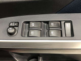 パワーウィンドのスイッチです。運転席に座りながら、助手席や後席の窓を開け閉めできるので大変便利ですよ。