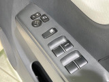 【電動格納ミラー】サイドミラーは電動格納式となっており、狭い駐車場でもキズがつくリスクを抑えられます。