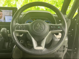 手元にスイッチ類がまとまり、運転姿勢を保ちながら各種操作を行いやすい構成です。メーターを見ながら必要な項目を確認でき、日常の運転をサポートする便利な装備です。