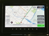 現在地や周辺道路を画面上で確認でき、行き先設定や周辺施設の検索にも対応しています。運転中も目的地までの道順を把握しやすく、日常のお出かけに便利です。