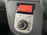 【オートエアコン】一度お好みの温度に設定すれば、車内の温度を検知し風量や温度を自動で調整。暑い&hellip;寒い&hellip;と何度もスイッチ操作をする必要はありません。快適な車内空間には必須の機能ですね♪