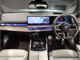 ☆センターパネルを運転席側に僅かに傾けたBMW独特のインパネ☆【駆け抜ける歓び】はここからもスタートしております☆