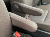 アームレストです!これがないと運転が落ち着かないという方もいらっしゃるのではないでしょうか?肘置きがあるだけでも比較的楽な姿勢で運転することが出来ますし腕の疲れを軽減できます。