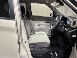 運転席も広々でゆったりとした気分で運転できます♪