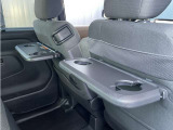 運転席・助手席シートバックにカップホルダー付テーブルが付いています、さらに乗り降り時に便利な大型取っ手付きでラクラクです。