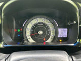 速度計を中心に必要な表示がまとまり、運転席から確認しやすい配置です。目盛りや表示灯の位置が見渡しやすく、走行中も必要な情報を確かめやすいメーター廻りとなっています。