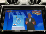 画面でテレビ映像を楽しめる装備を備えています。停車中の待ち時間に番組を視聴でき、ニュースや情報番組などを確認したい場面にも便利です。ご利用の際は安全な場所に停車してください。
