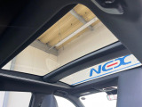 【パノラマルーフ】大型のガラスルーフ搭載で車内の解放感が一気にアップ!開放的なドライブをお楽しみいただけます。