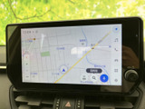 地図を見ながら現在地や周辺の道を確認でき、目的地設定にも活用できるナビ画面です。行き先を探す際も画面上で情報を確かめられ、慣れない場所へのお出かけをサポートします。