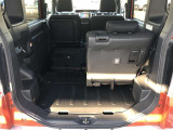 分割可倒式シートです。 片方を倒して、長い荷物も積めちゃいます。 両方倒せば、大きなラゲッジスペースが出現します。