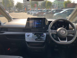すっきりした運転席周りにはナビやエアコンの操作パネルを設置しておりますので、お一人での運転でもご安心できます。