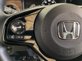 ステアリングスイッチがついていますので、オーディオのチャンネル変更、ボリューム、ジャンル変更が操作可能です。ハンドルから手を離さず安全に操作できます。