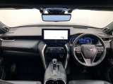 シンプルながら機能性あふれる運転席廻りです。視界性もよく、運転しやすいですよ。