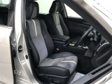 特別設定ウルトラスエード&times;本革のコンビネーションシートです。スエード部は、特殊な針を用いた「ニードルパンチ」という技法で上質な表面感を実現。座り心地だけでなく手触りの良さにもこだわっています。