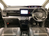 車内は光触媒抗菌消臭施工済です。スタイリッシュなデザインでスポーティなインパネ周りを演出します。グローブボックスやカップホルダーのほかにトレーなどたくさんの収納スペースが付いています。