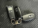 付いてて便利!とても人気の高い装備のスマートキーシステム。キーを携帯しているだけで、ドアロックの開閉並びにエンジンの始動が可能な装備です。