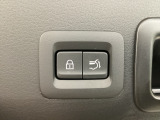 パワーリフトゲートは運転席とリフトゲート側、さらにアドバンストキーでも開閉が可能!開度は無段階にメモリー設定もできます。ゲート内側にタッチセンサーを配置し、手などを挟み込む危険を低減します。