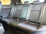 2列目にご乗車の方もゆったり足が組める驚きの広さです。