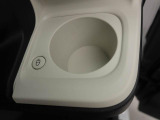 カップホルダーは運転席や助手席からちょうど手の届く位置です!!