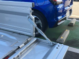 リヤゲートを水平に保ち、長尺物の積み降ろしをサポートする【リヤゲートチェーン】