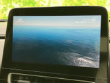 海の映像が画面いっぱいに表示され、停車中にテレビや映像を楽しめます。目的地でひと息つく時間にも活用でき、車内での待ち時間をゆったり過ごしたい方に便利です。