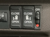 【両側パワースライドドア】両側がパワースライドドアになっており、運転席のスイッチやスマートキーでも開閉が可能です!開口部も広いので乗り降りも楽々♪
