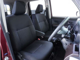 【清潔感のある運転席&助手席】隅々までクリーニングの行き届いた運転席&助手席。目立ったシミや汚れ等もございません。快適なドライブをどうぞ。
