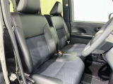 高いホールド性で運転姿勢が安定します。長距離ドライブでも疲れにくいのが魅力です。快適なドライビングライフをお送りください♪