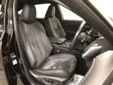 運転席シートは周囲が適度に囲まれていることで、まるでコックピットに座っているかのように感じられます。ボンネットフードを低く、フロントピラーをスリム化し、広々とした解放感も両立しています。