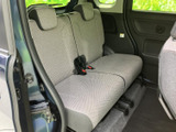 後席は左右に並ぶシートとヘッドレストを備え、同乗者が落ち着いて過ごせる空間です。明るい色合いのシートに加え、足元にもゆとりが感じられ、乗り降りのしやすさにも配慮されています。