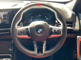 操作性に優れたステアリングは、BMWの走りを支える大事な部品です。オーディオやハンズフリー通話、クルーズコントロール関連の操作もこちらに集約されています。