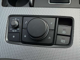 シフト下には、マツダコネクト用のコマンダーを設置。サイドブレーキはスイッチ式【電動パーキング】、信号待ちなどでの停車保持を行う【オートホールド】なども新車時標準装備です♪