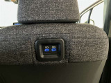 運転席シートの背面に充電用USB端子が付いています。