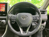 ステアリングには複数のスイッチが配置され、手元から車内の機能にアクセスしやすい設計です。運転姿勢を大きく変えずに扱えるため、日々の運転を支える便利な装備として活用できます。
