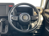 手元にスイッチを備えたステアリングで、運転姿勢を保ちながら各種機能へアクセスしやすい仕様です。前方に視線を向けたまま操作しやすく、日常の運転を支えます。