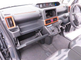 後退時に車両の後ろ側をモニター画面に表示します。車庫入れなどでバックする際に後方確認ができて便利です。車庫入れが苦手な人もこれで安心。