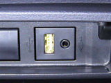 USB端子とAUX端子を装備しております。