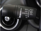 【オートワイパー機能】レバーをAUTOの位置にしているとき、レインセンサーが雨を感知すると、雨量に応じて、ワイパーが自動で作動します。