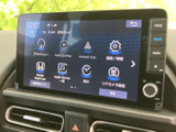 ナビやApple CarPlay、Android Autoなどのメニューを画面から選べる構成です。音楽や各種設定への入口がまとまり、目的に合わせて使い分けやすい装備です。