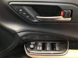 【マイコンプリセットドライビングポジションシステム】運転席に2名分のステアリング、シート、ドアミラーのポジションを記憶・再現します。