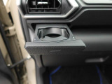 【カップホルダー】エアコン吹き出し口下部に設置されていますので使いやすさバッチリ!助手席から手の届くちょうどの位置です!