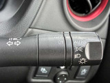 外の明るさに合わせてヘッドライトを自動手点消灯してくれるオートライトは便利です