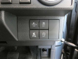 トラクションコントロール装備です。すべりやすい路面での発進時や加速時にタイヤの空転を抑え、駆動力確保に貢献する機能です。詳細は販売店スタッフまでおたずねください。